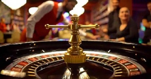 Pengguna ponsel menjelajah vonza383 di kota besar